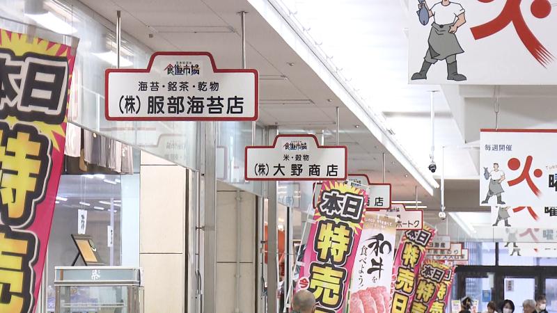 たくさんの店が並ぶ