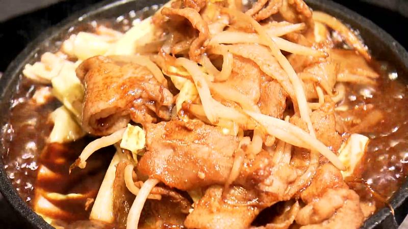 「豚テッパン焼肉」の調理風景