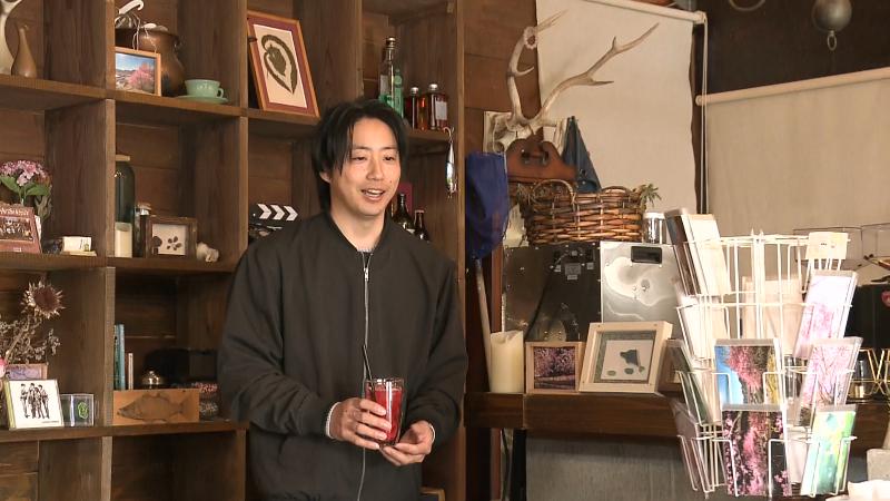 バラジュースを提供する後藤さん