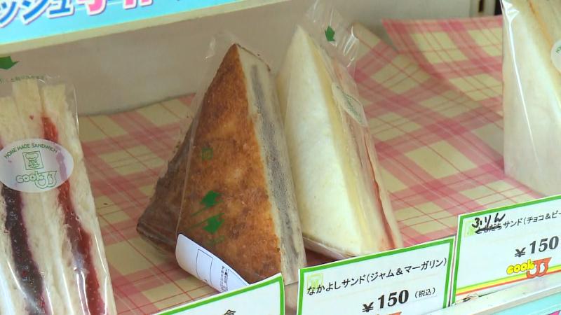 陳列棚に並ぶサンドイッチ「揚げ小倉」