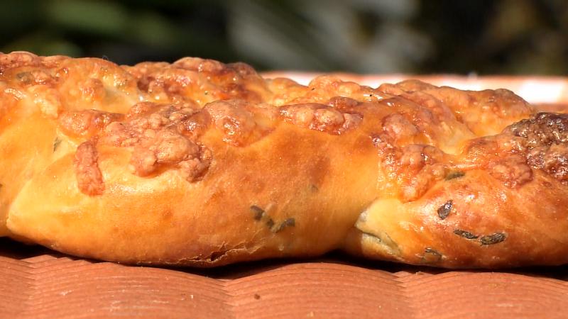 「長ネギねじりパン」の上にかかったチーズ