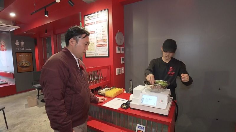 食材を入れたボウルを計る