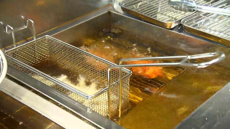 違う温度で2度揚げる　調理風景