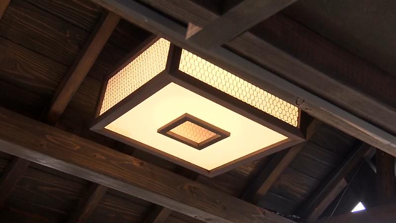 屋根と特徴的な照明