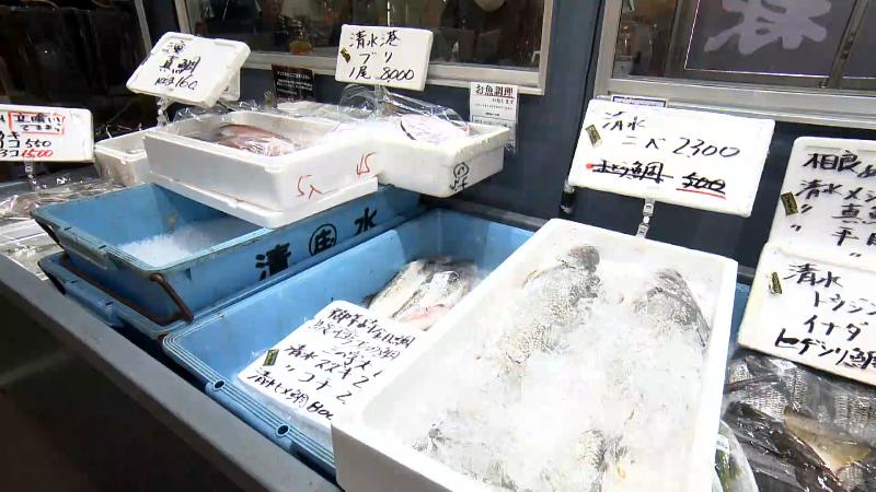 店内に並ぶ鮮魚