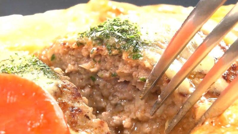 じゃがいも風ハンバーグからあふれ出す肉汁