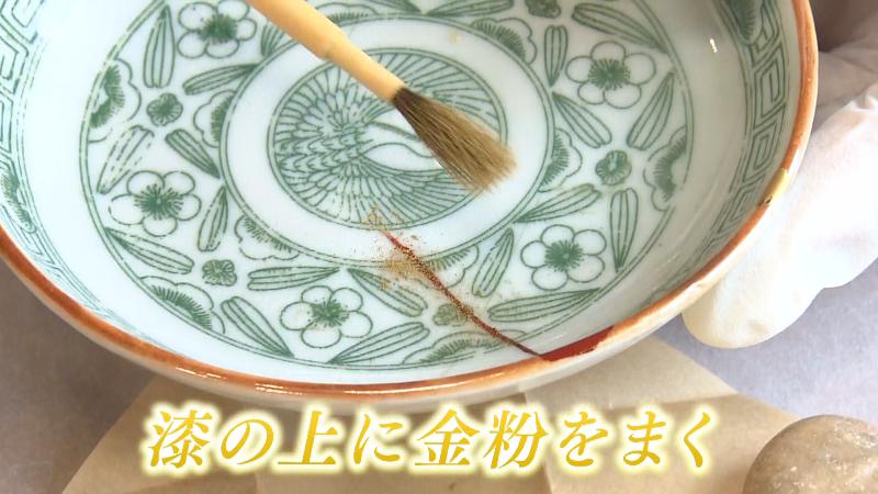 金粉を漆の上に、薄く均一にのせる