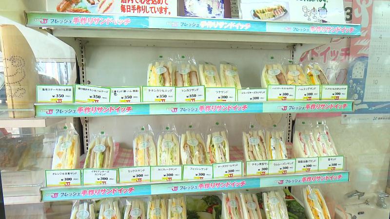 陳列棚に並ぶサンドイッチ