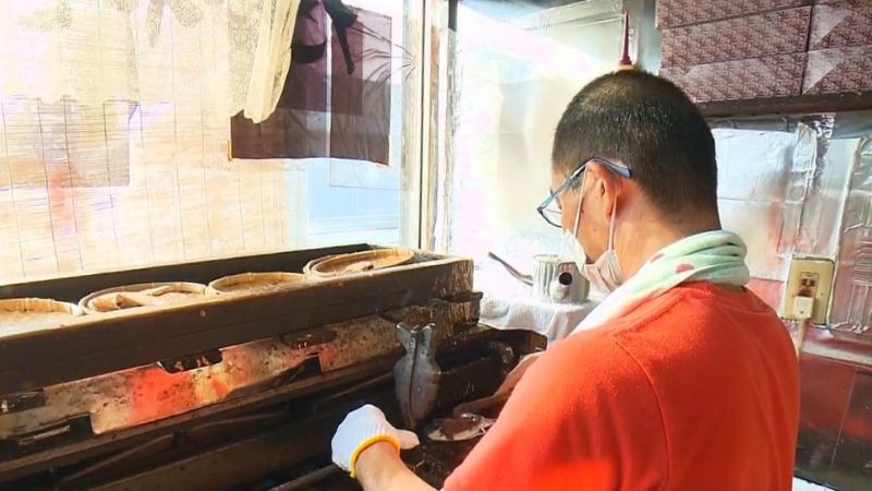 たい焼きを焼く充博さん