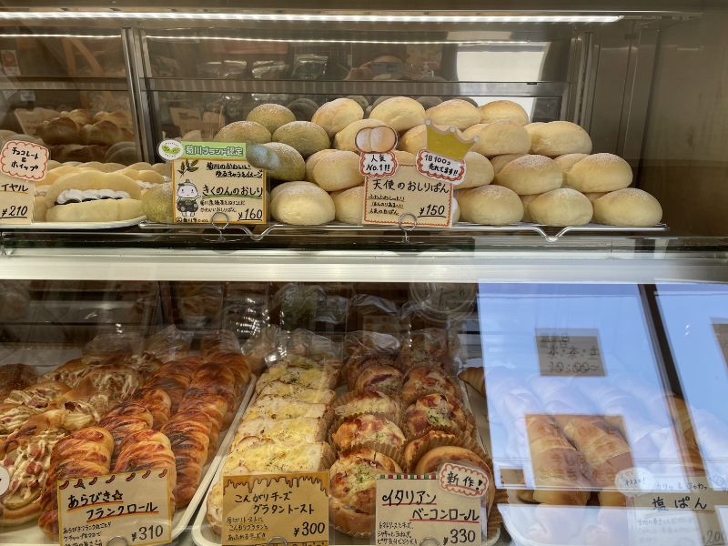 天使のおしりパンが積まれたショーケース