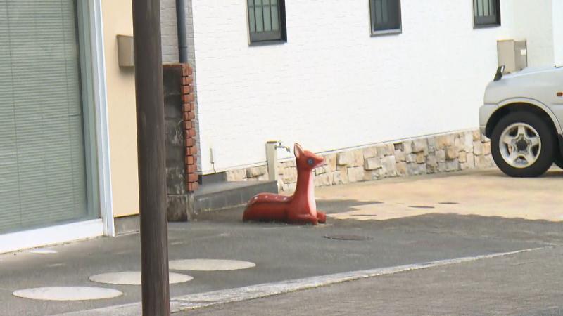 薬局の駐車場にバンビ