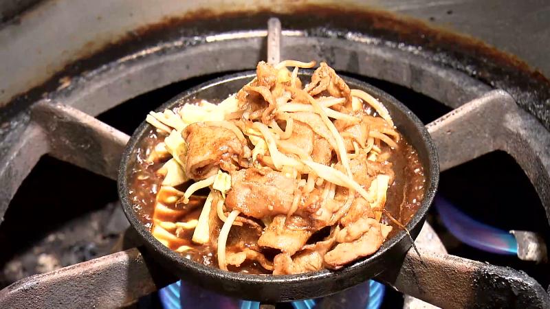 「豚テッパン焼肉」の調理風景