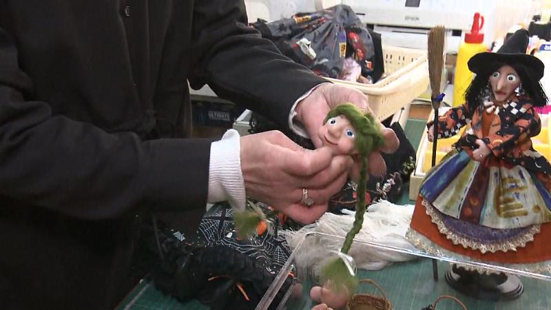 魔女人形の制作風景