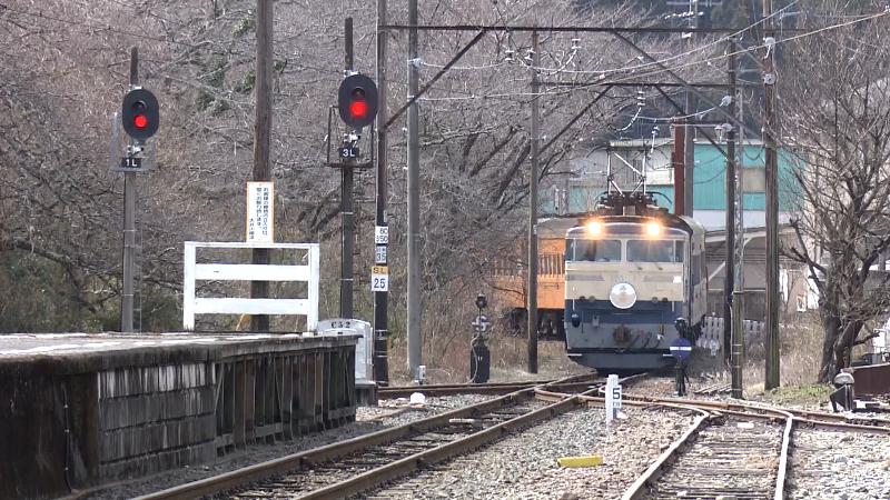 大井川鉄道　列車がホームに近づいてくる