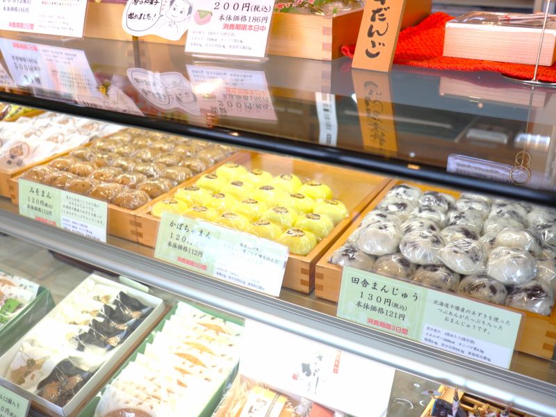 店頭にならぶ各種饅頭