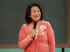 テレビ静岡で講演を行う弁護士の住田裕子さん