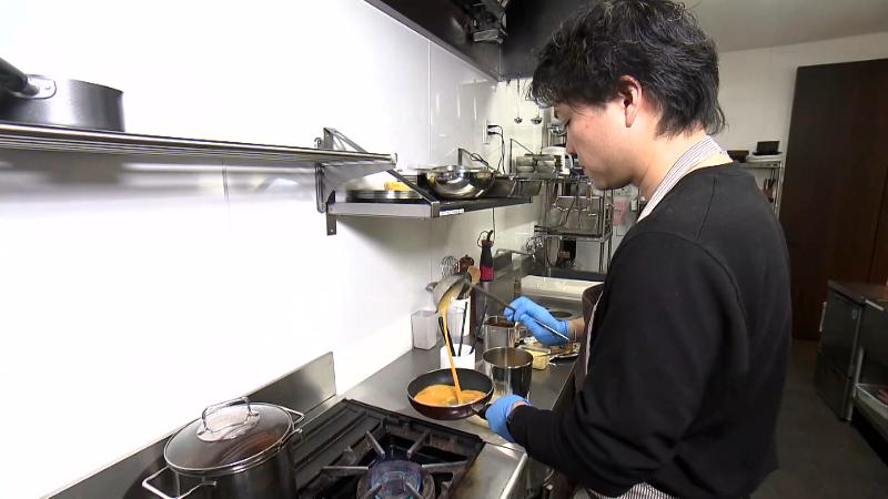調理風景　オムレツを作る野沢さん