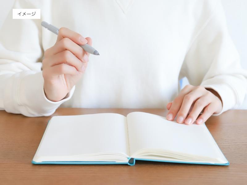 イメージ画像：メモを書こうとする人