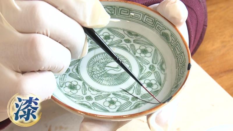 金継ぎ仕上げの工程、金で加飾