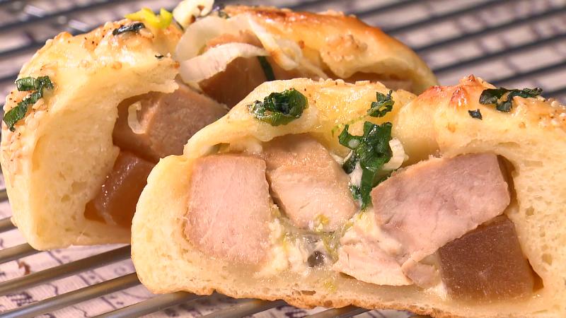 「まぐろ角煮パン」の断面