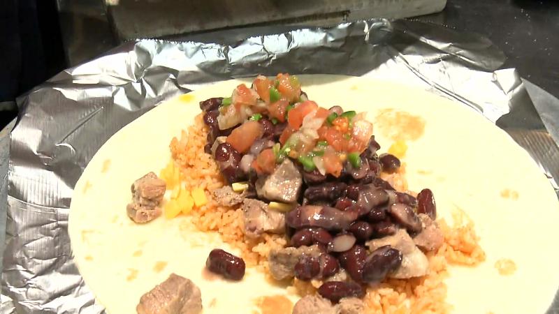 ブリートの具材には、メキシカンライス・煮込みポーク・アボカドペースト・レッドキドニービーンズ・サルサソース・チーズを使用