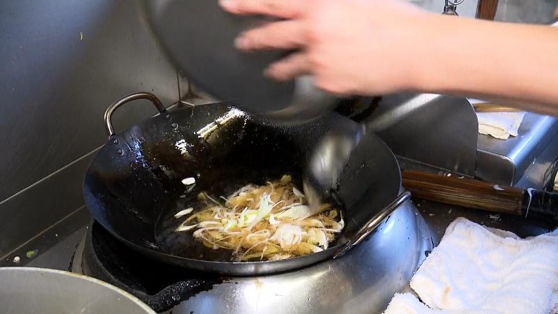 こがしネギを作る調理風景