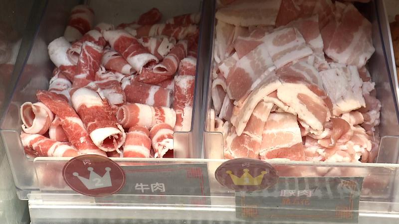 ショーケースの中に並ぶ具材　牛肉・豚肉