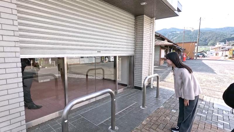 貸物件のシャッターが開くとガラスのドアが見えてきた