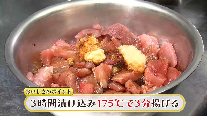 唐揚げは、しょうゆをベースにニンニク・ショウガなどを加え、3時間程度漬け込む