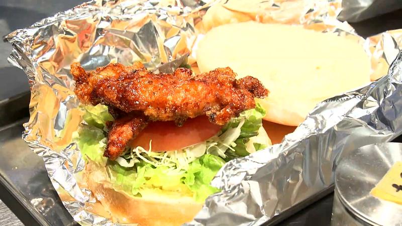 和風唐揚げバーガー　調理風景
