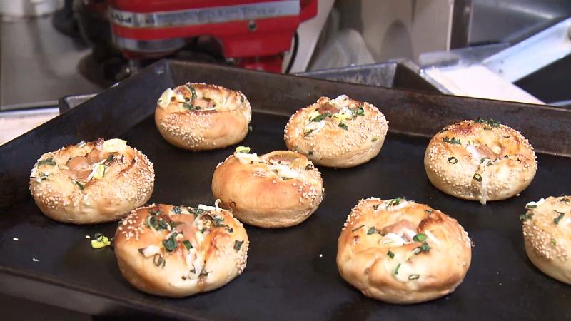 まぐろ角煮パン調理風景