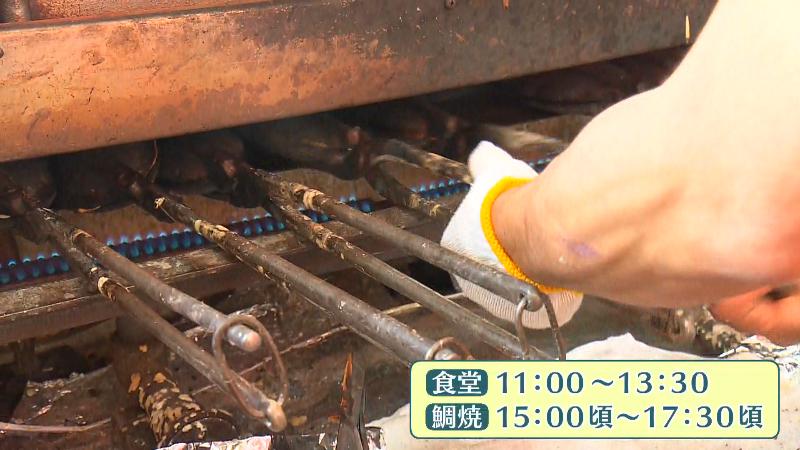 たい焼きを一つ一つ焼き上げる