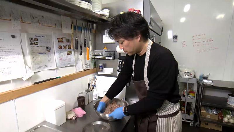 肉をこねるオーナーシェフ　調理風景