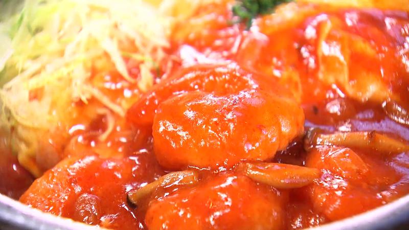 エビチリ煮陶板オムライス(1925円)