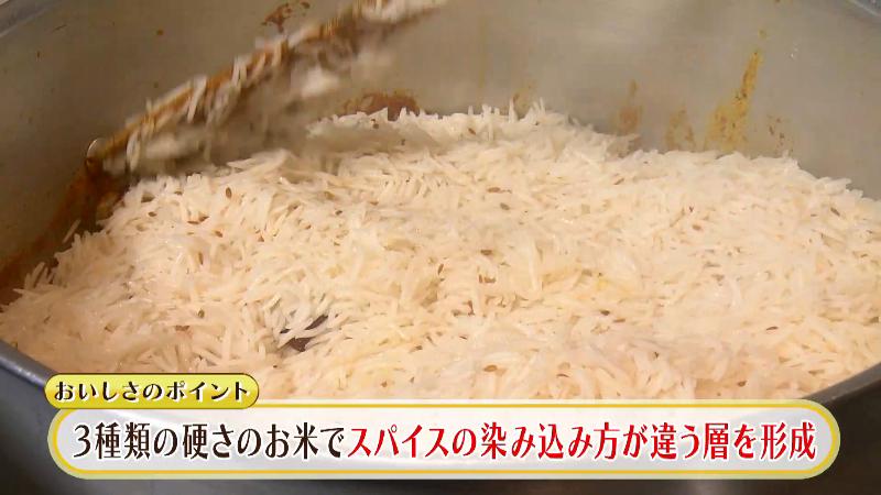 3種類の硬さになるよう炊いた米を鍋に入れている