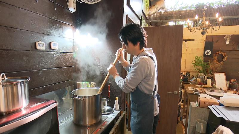 獅子骨スープをとる後藤さん