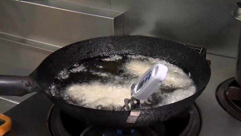 瞬間揚げの調理風景