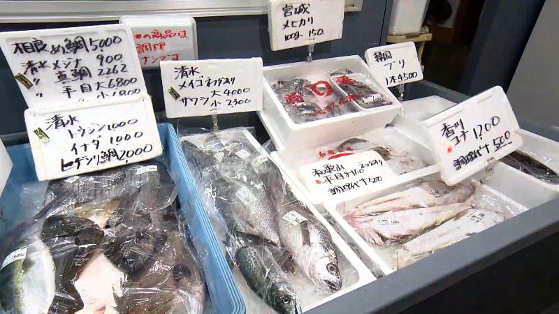 店内に並ぶ鮮魚