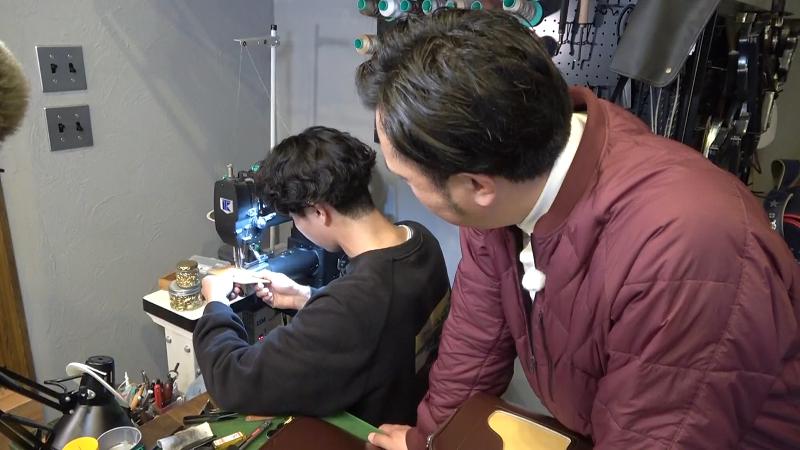 ランドセルリメイクの作業風景