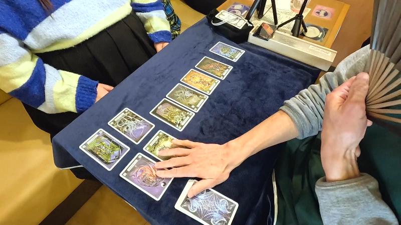 タロット占いをしている様子