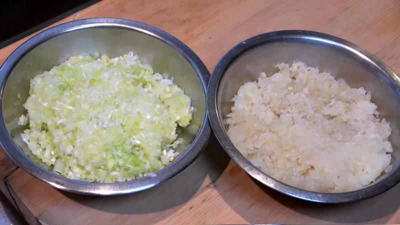 甘みをプラスするために加えるタマネギや白ネギ