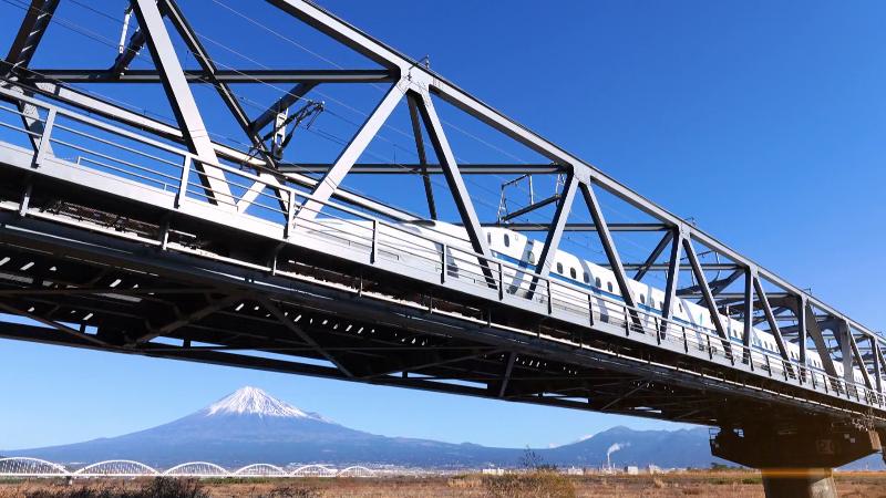 富士川を越える新幹線