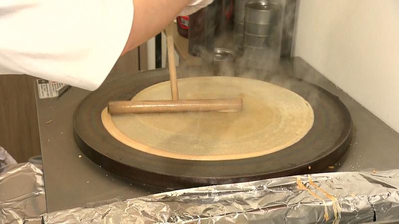 チッタのクレープ生地を焼く工程