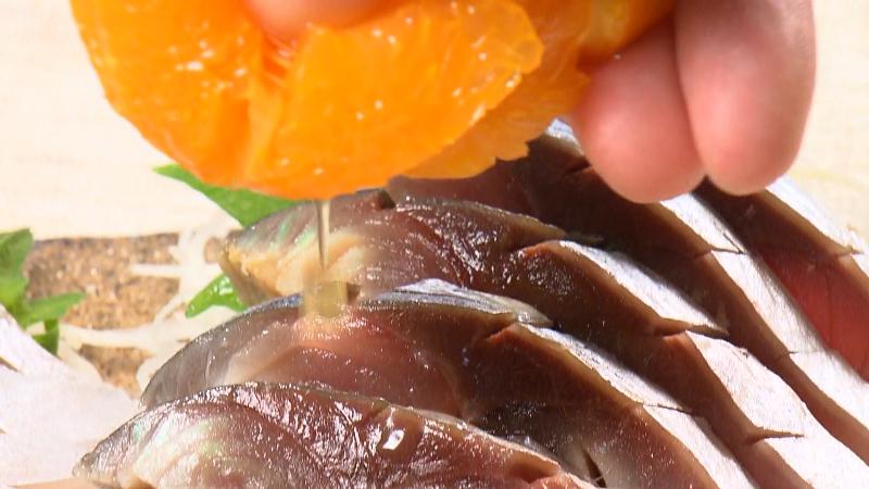 オレンジを搾ってしめさばにかける