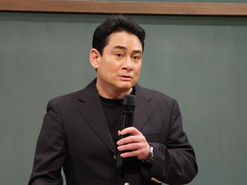 講演する登山家・野口健さん