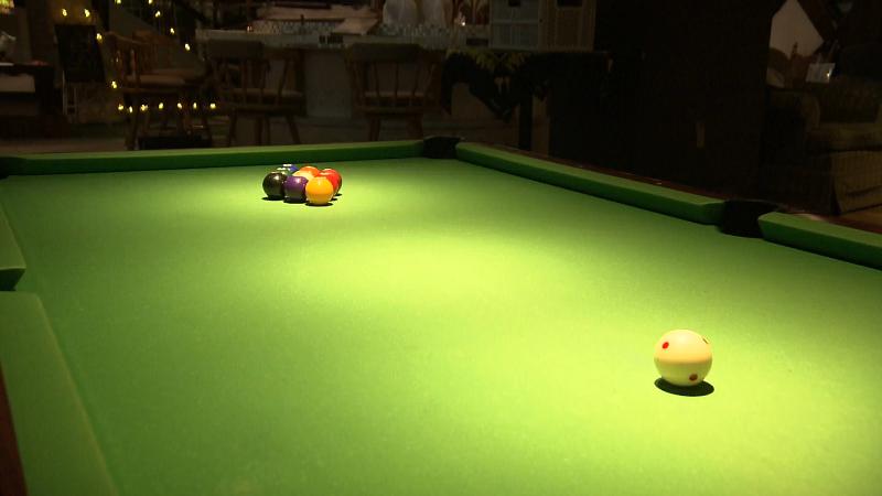 ねこと白鳥の店内にあるビリヤード台