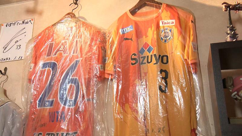 店内に飾られている選手のユニホーム