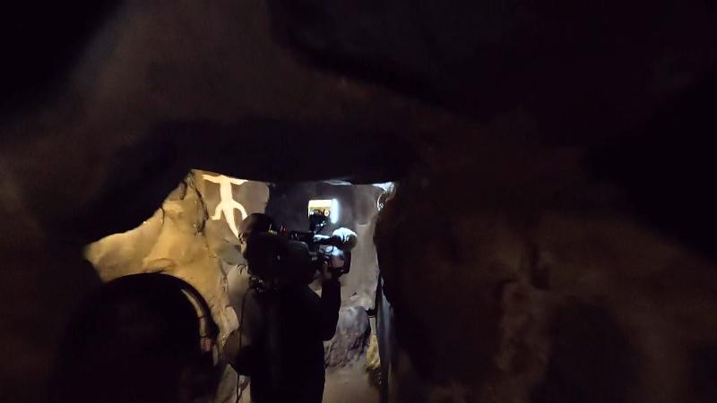 カンガルーの丘へ向かう洞窟