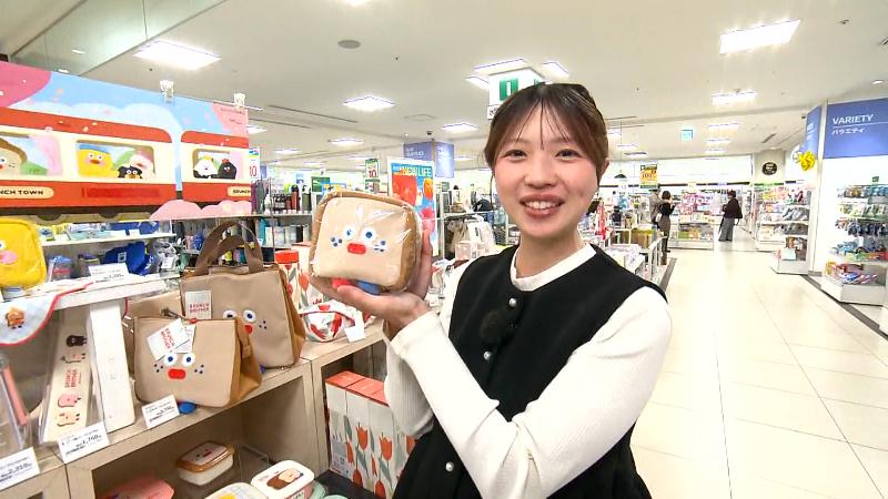 おにぎりBOXを持つ大森万梨乃アナウンサー