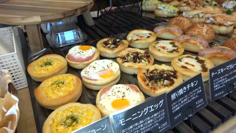 店内に陳列されている総菜パン